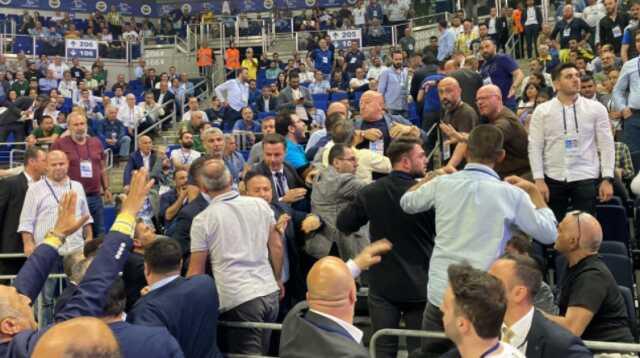 Fenerbahçe Genel Kurulunda kavga mı çıktı? Fenerbahçe Genel Kurulunda neden kavga çıktı, sebebi ne? Fenerbahçe Genel Kurulunda kavga mı çıktı? Fenerbahçe Genel Kurulunda neden kavga çıktı, sebebi ne?