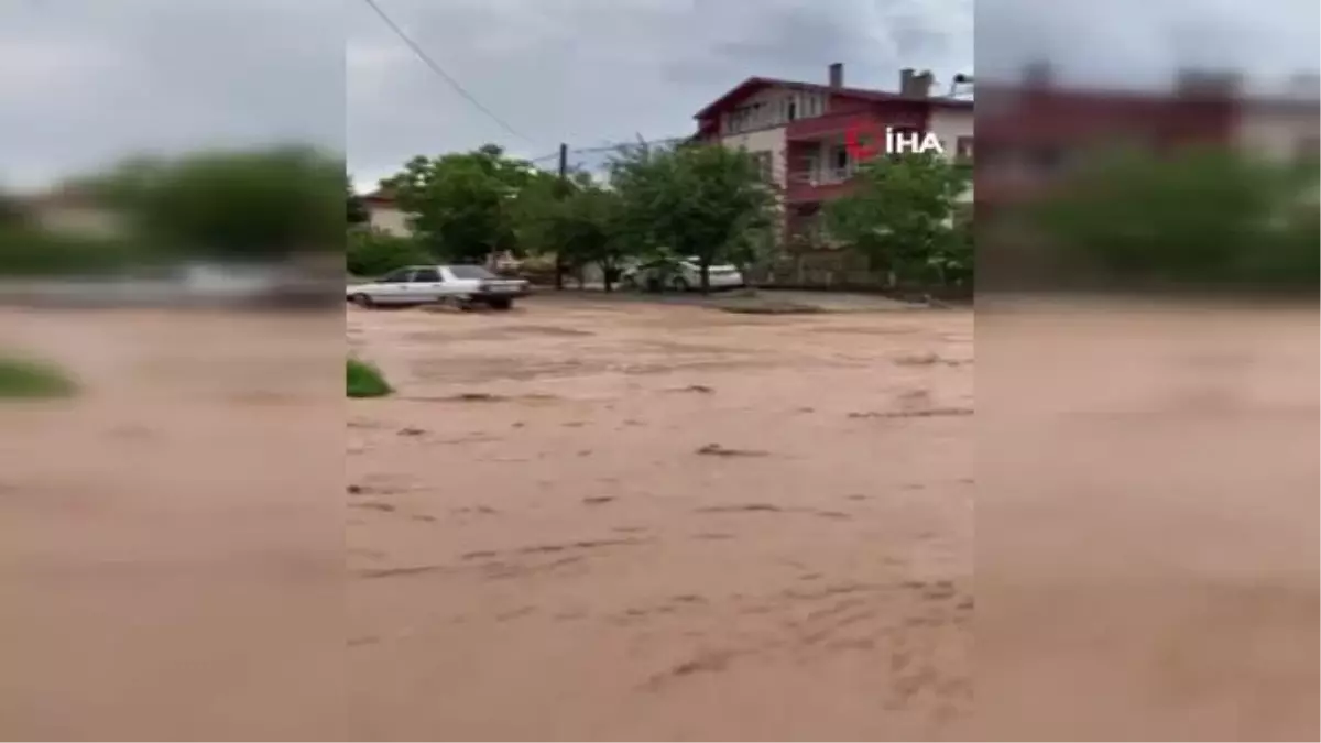 Gümüşhacıköy'de sağanak sokakları göle çevirdi
