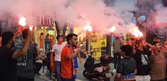 İskenderunspor taraftarları, kulüp başkanının istifasını engellemek için sokağa çıktı