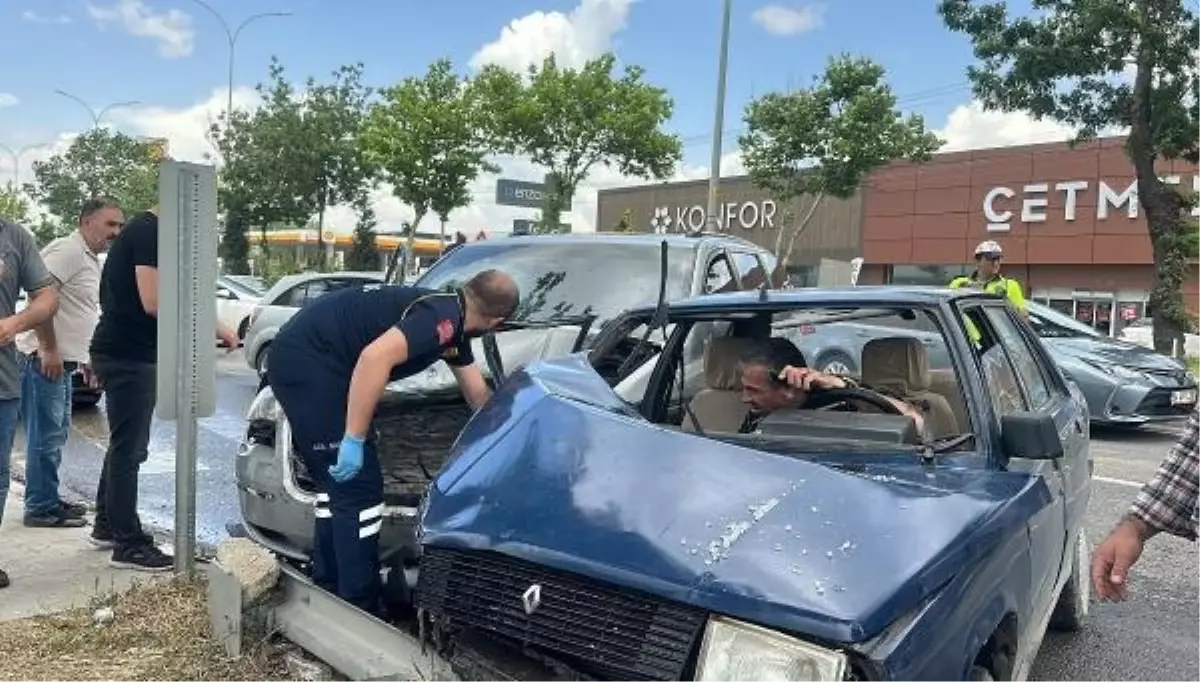 Kütahya'da kafa kafaya çarpışan otomobillerde 3 kişi yaralandı