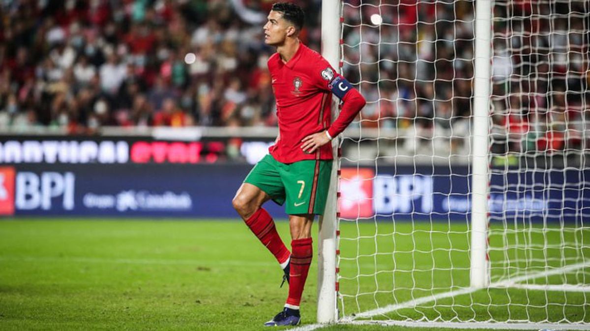 Neye uğradığını şaşırdı! Sahaya giren taraftar Ronaldo'yu şekilden şekle soktu