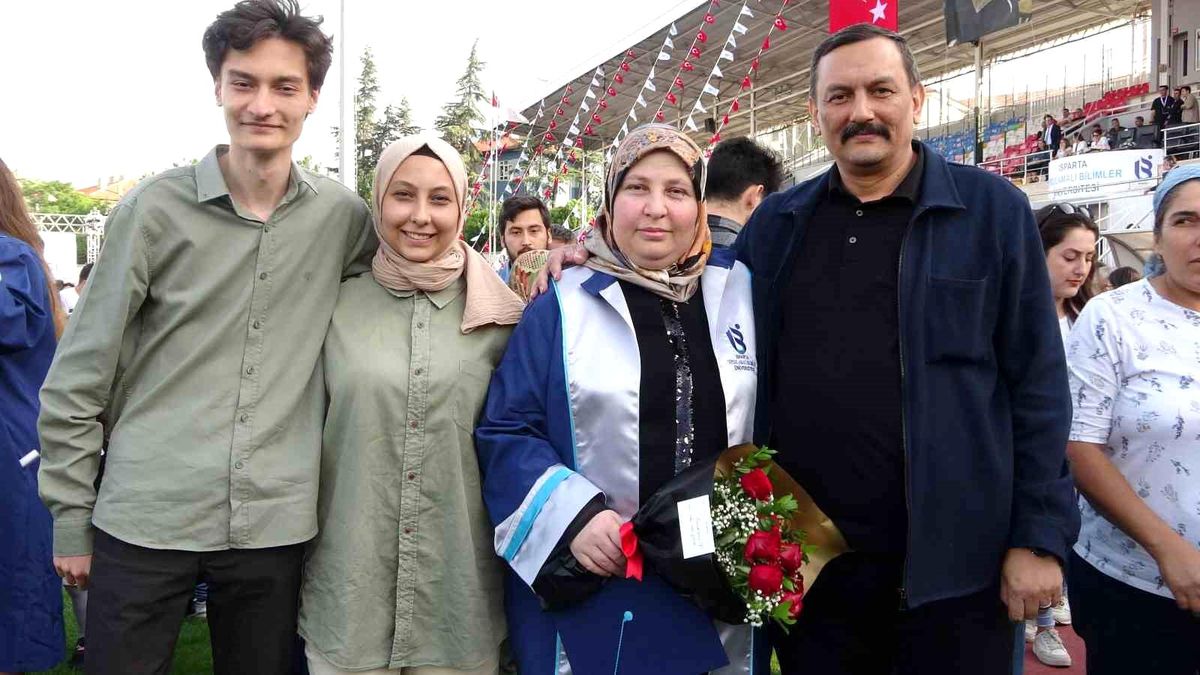 43 Yaşındaki Anne, Çocukları Yaşındaki Öğrencilerle Mezuniyet Sevinci Yaşadı