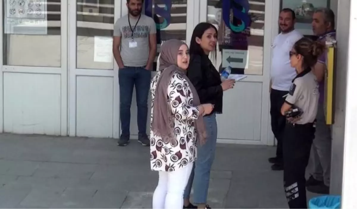 Isparta'da sınava geç kalan öğrenciler salona alınmadı