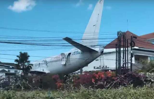 Rastgele bir tarlada bulunan Boeing 737 uçağın nasıl oraya geldiğini kimse bilmiyor