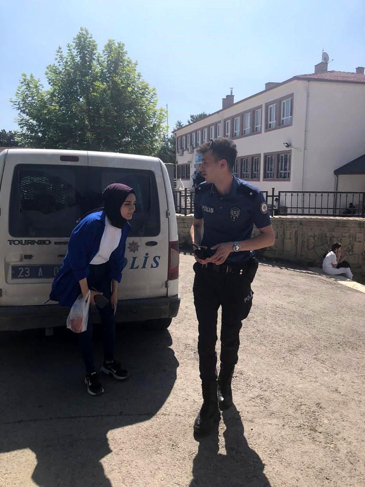 Elazığ'da YKS sınavına geç kalanlar polis ekipleri tarafından yetiştirildi