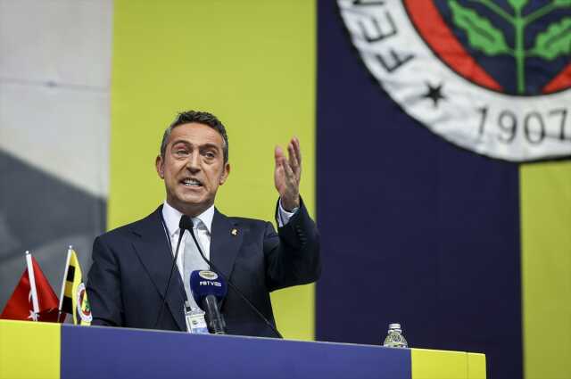Son Dakika: Fenerbahçe Genel Kurulu'nda Ali Koç'un konuşması sırasında kavga çıktı! İşte ilk görüntüler