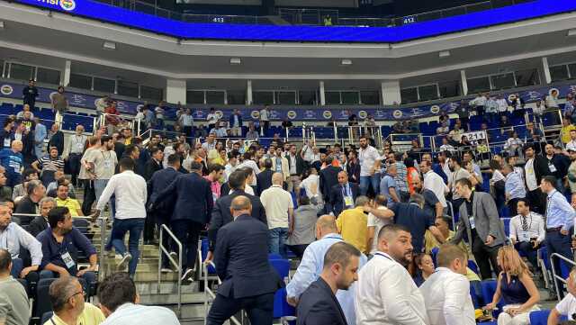 Son Dakika: Fenerbahçe Genel Kurulu'nda Ali Koç'un konuşması sırasında kavga çıktı