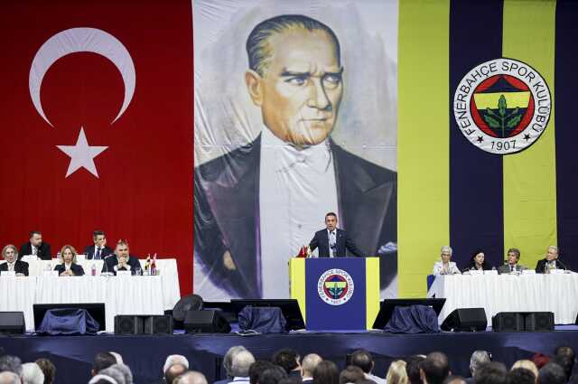 Son Dakika: Fenerbahçe Genel Kurulu'nda Ali Koç'un konuşması sırasında kavga çıktı! İşte ilk görüntüler