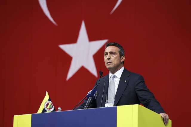 Son Dakika: Fenerbahçe Genel Kurulu'nda Ali Koç'un konuşması sırasında kavga çıktı! İşte ilk görüntüler