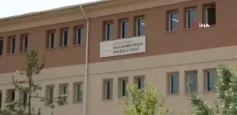 Velilerden Sınav Günü Okulun Önüne Kurulan Semt Pazarına Tepki