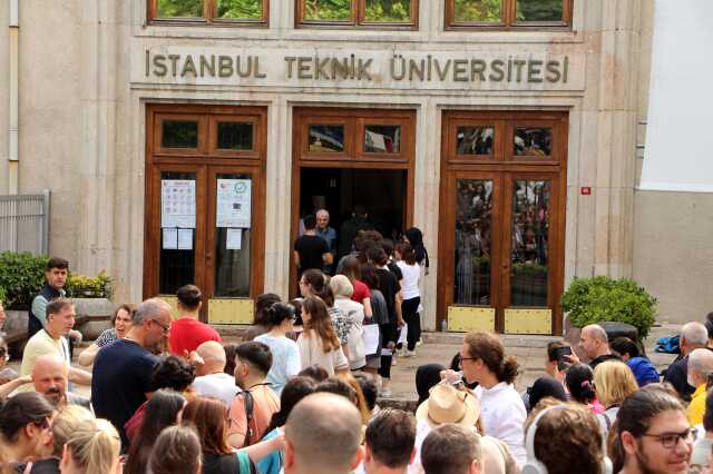 Yine YKS yine aynı görüntü! Biri geç kaldı, biri giriş belgesini arabada unuttu