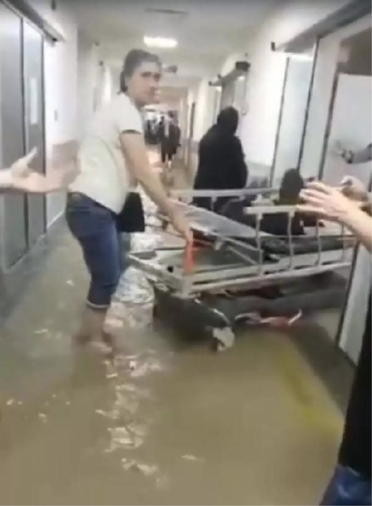 Manisa'da Su Baskını: Hastaneden 13 Hasta Sevk Edildi