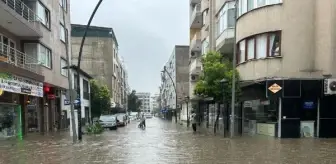 Akhisar'da Sağanak Yağış Hayatı Felç Etti