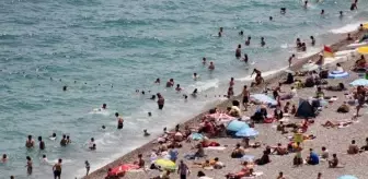 Antalya'da Tatilciler ve YKS Öğrencileri Konyaaltı Sahili'nde Yoğunluk Oluşturdu