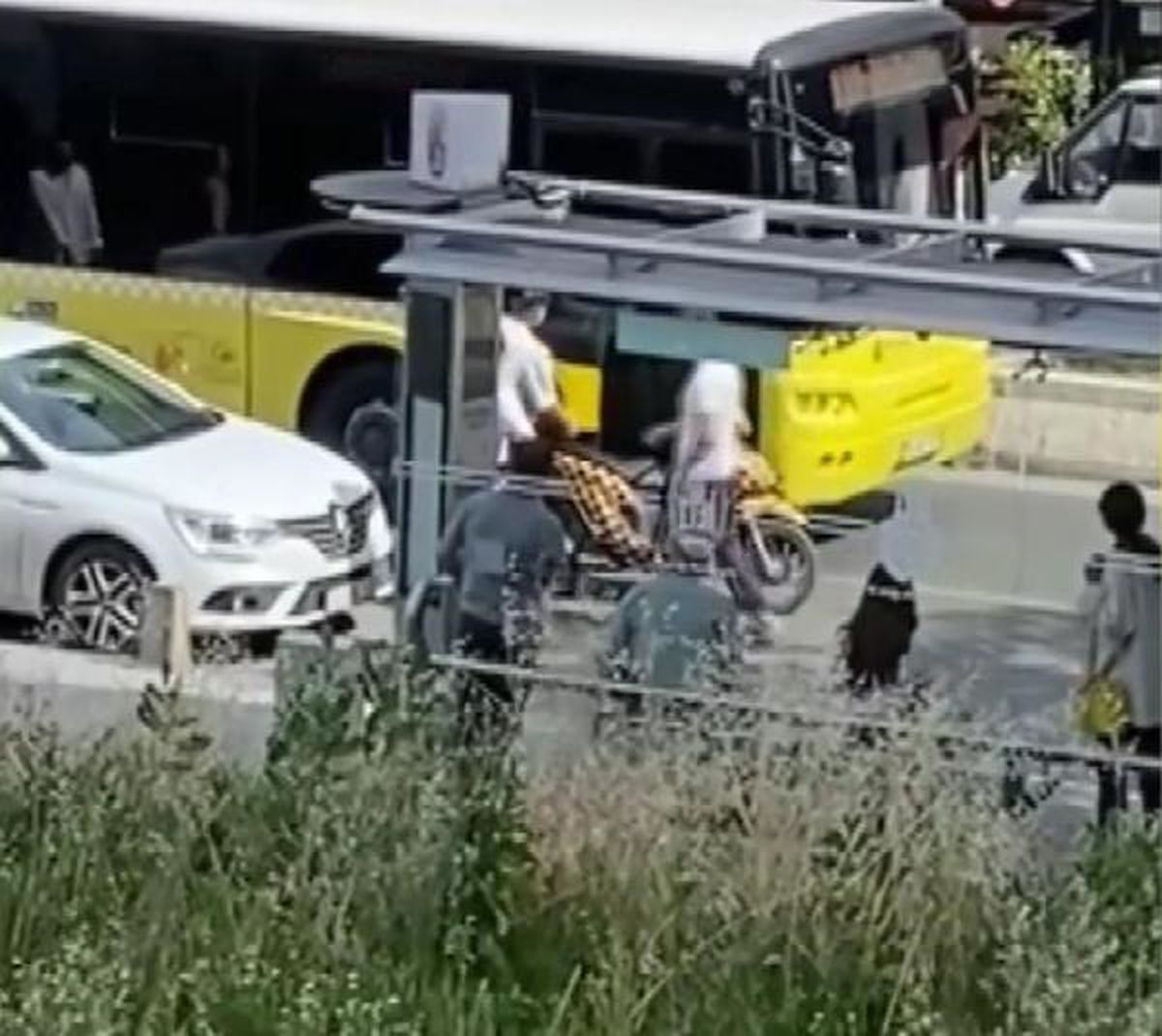 Bağcılar'da İETT otobüsüne saldırı