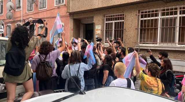 Beyoğlu ve Şişli'de İzinsiz Yürüyüşlere Polis Müdahalesi Beyoğlu ve Şişli'de İzinsiz Yürüyüşlere Polis Müdahalesi