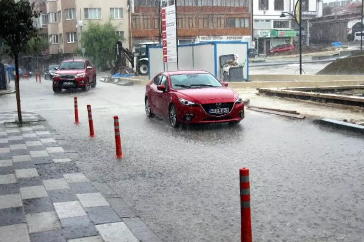 Bolu'da Şiddetli Sağanak Yağış Cadde ve Yolları Su Bastırdı