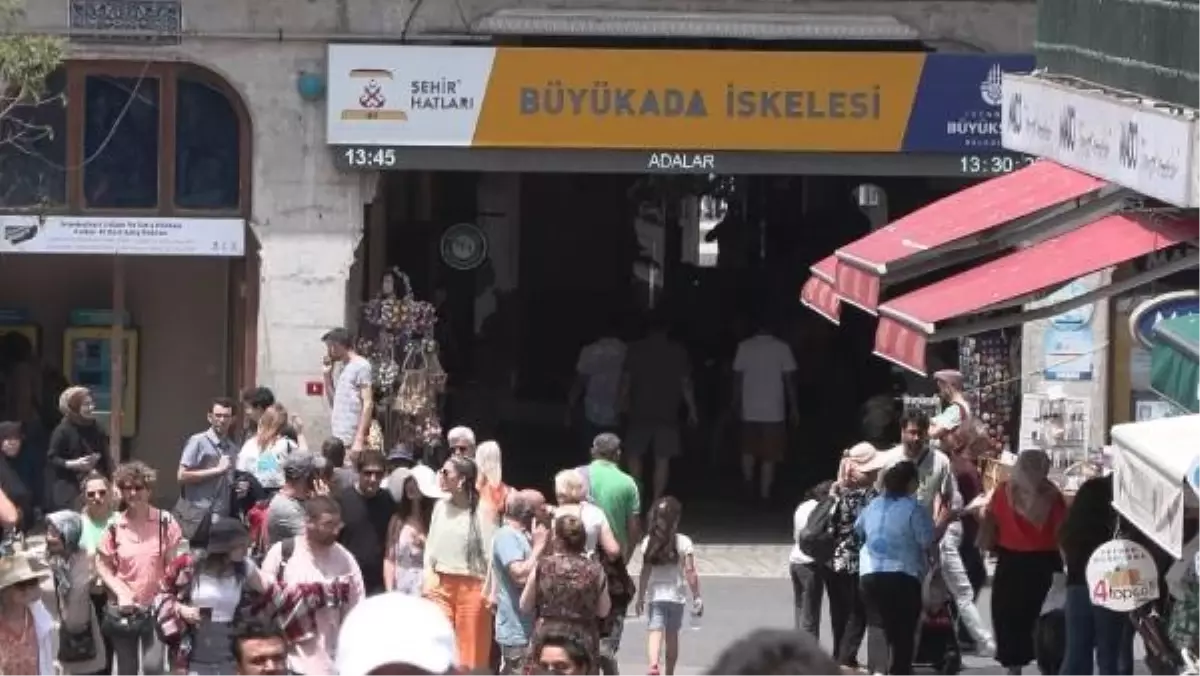 Büyükada sıcak havayı fırsat bilenleri ağırladı