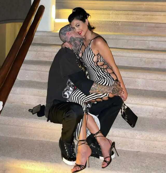 Çocuk sahibi olmak için cinsel ilişki orucuna dahi girmişlerdi! Kourtney Kardashian konserde 'Ben hamileyim' pankartı açtı Çocuk sahibi olmak için cinsel ilişki orucuna dahi girmişlerdi! Kourtney Kardashian konserde 'Ben hamileyim' pankartı açtı