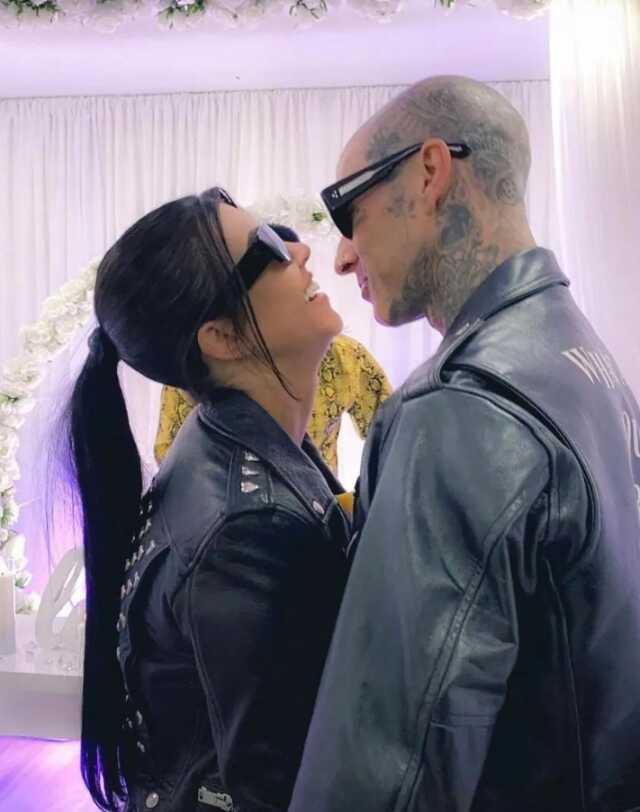 Çocuk sahibi olmak için cinsel ilişki orucuna dahi girmişlerdi! Kourtney Kardashian konserde 'Ben hamileyim' pankartı açtı Çocuk sahibi olmak için cinsel ilişki orucuna dahi girmişlerdi! Kourtney Kardashian konserde 'Ben hamileyim' pankartı açtı