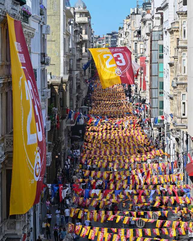 Galatasaray taraftarından büyük fedakarlık! İstiklal Caddesi'ndeki bayrakların sırrı ortaya çıktı