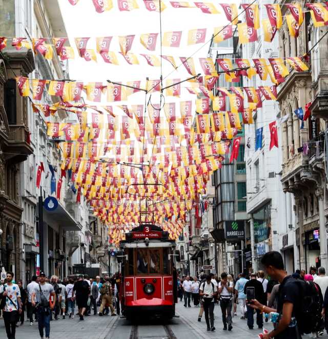 Galatasaray taraftarından büyük fedakarlık! İstiklal Caddesi'ndeki bayrakların sırrı ortaya çıktı