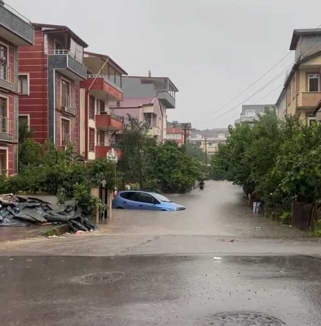 İzmit'te sağanak; dere taştı, cadde su altında kaldı
