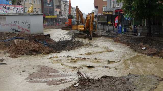 İzmit'te sağanak; dere taştı, cadde su altında kaldı