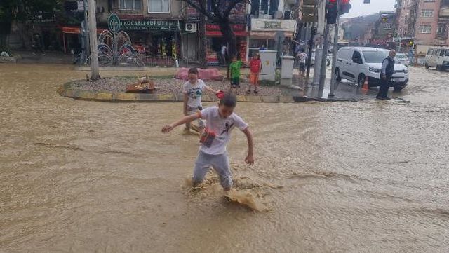 İzmit''''''''''''''''''''''''''''''''te sağanak; dere taştı, cadde su altında kaldı