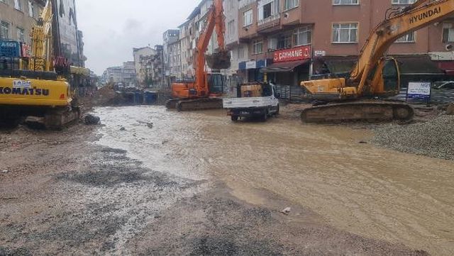 İzmit''te sağanak; dere taştı, cadde su altında kaldı