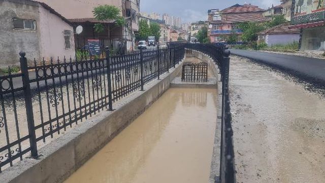 İzmit''''''''te sağanak; dere taştı, cadde su altında kaldı