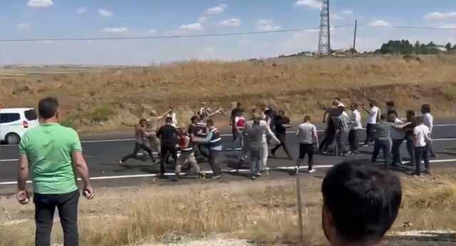 Şanlıurfa'da Döner Bıçağıyla Kendini Yaralayan Şahsa Vatandaşlar Meydan Dayağı Attı