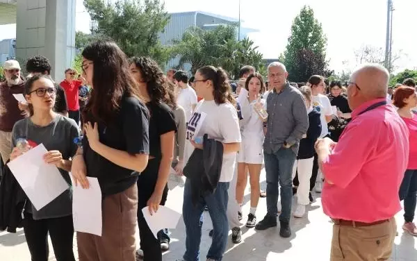 YKS ikinci oturumunda öğrenciler sınav binaları önünde kuyruk oluşturdu