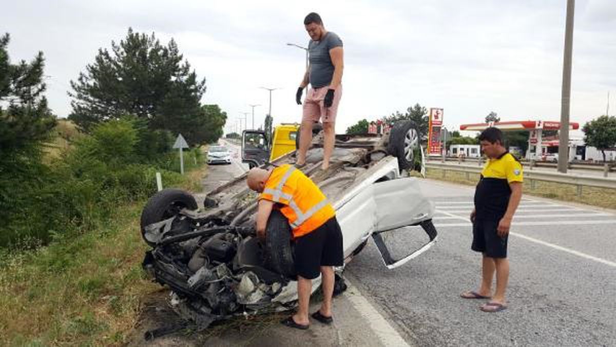 Edirne'de takla atan otomobilde sıkışan sürücü polisler tarafından kurtarıldı