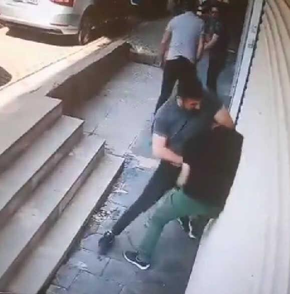 Tatvan'da gazeteciye saldıran polis ve belediye çalışanı tutuklandı Tatvan'da gazeteciye saldıran polis ve belediye çalışanı tutuklandı