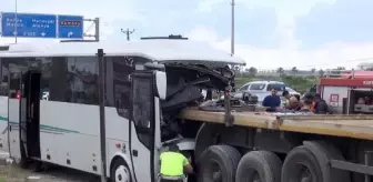 Antalya'da tur midibüsü TIR'a çarptı: 1 ölü, 5 yaralı