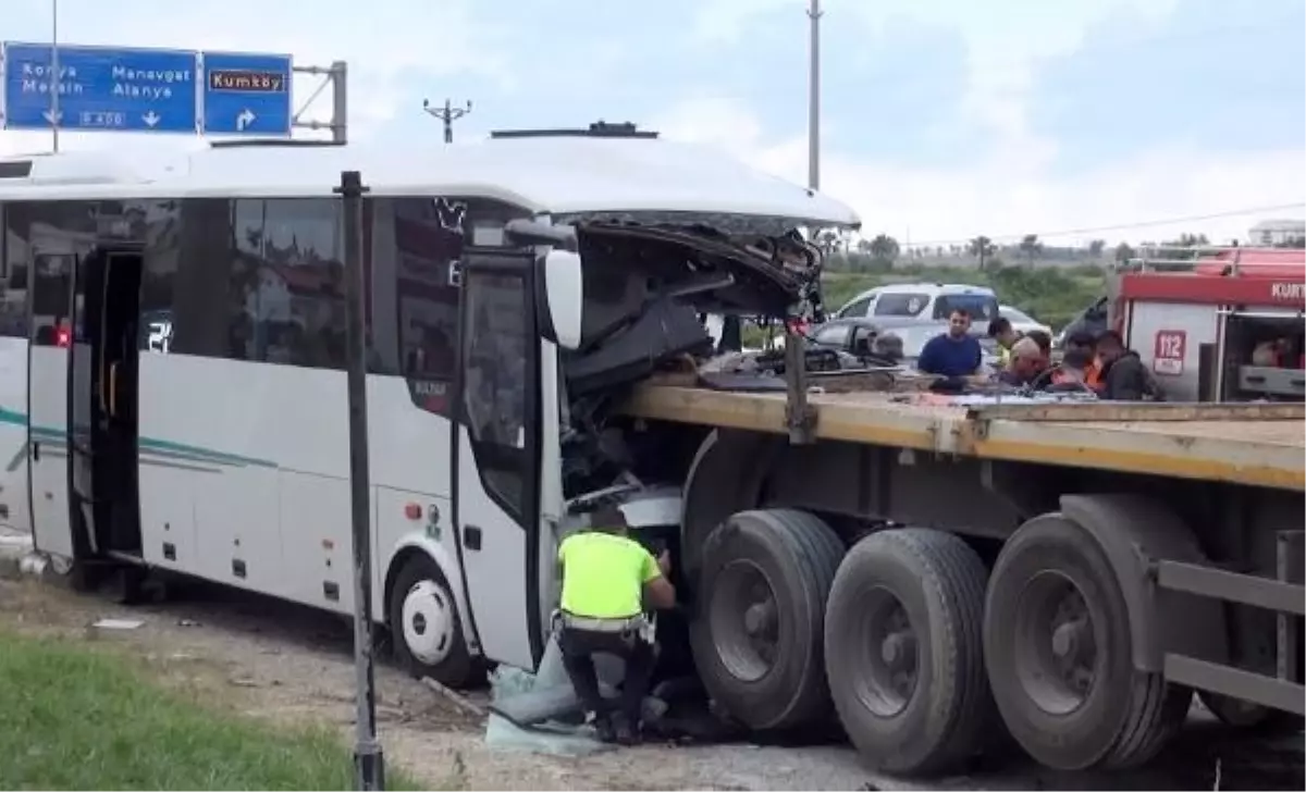 Antalya'da tur midibüsü TIR'a çarptı: 1 ölü, 5 yaralı
