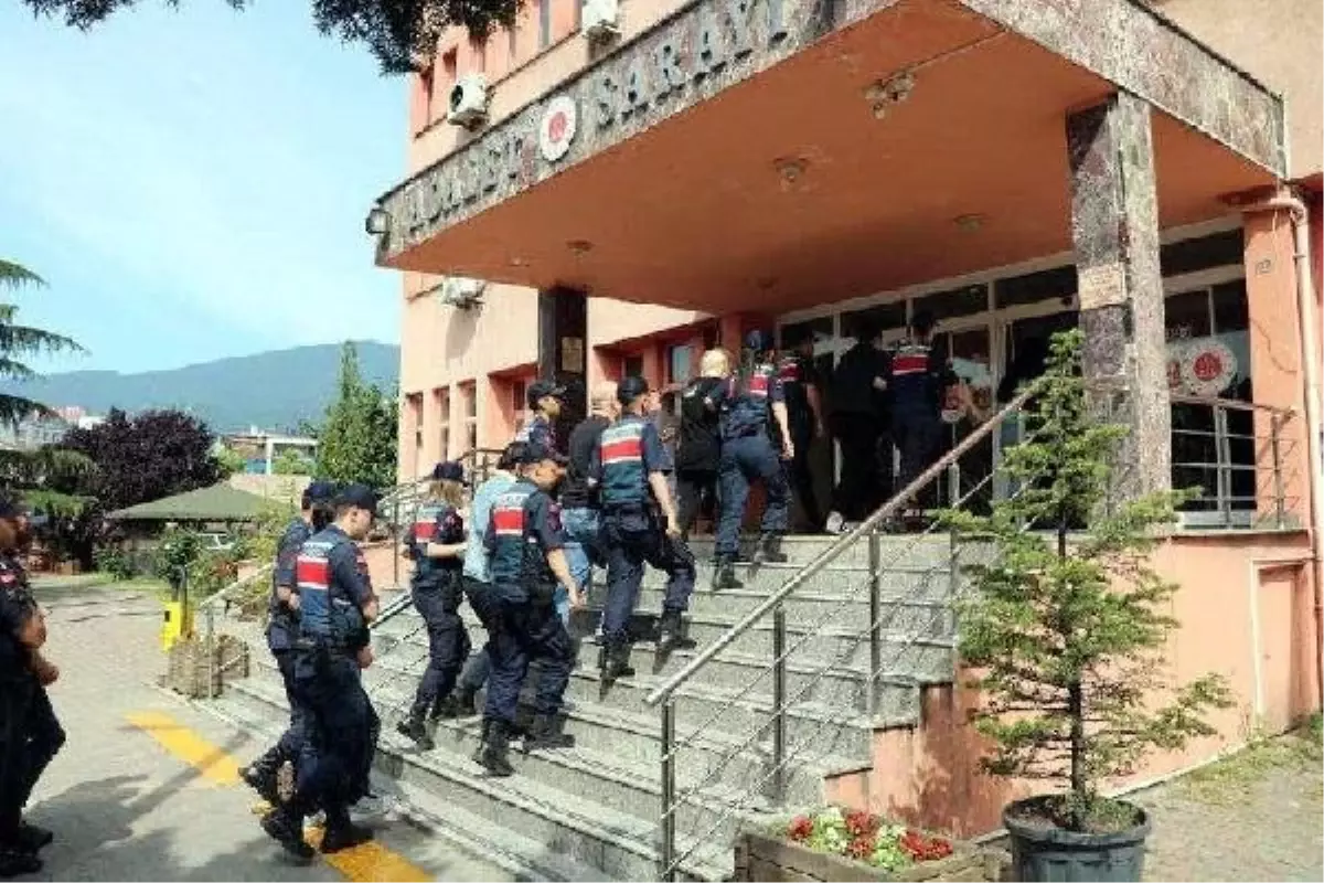 FETÖ/PDY üyelerinin yurt dışına kaçışlarını organize ettiği iddiasıyla 13 şüpheli gözaltına alındı