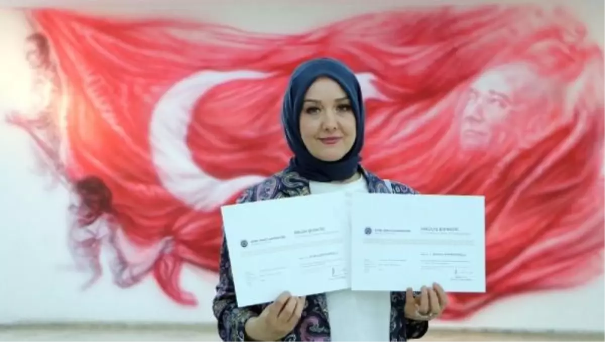 Erzurumlu Aslıhan Bayramoğlu, Atatürk Üniversitesi Güzel Sanatlar Fakültesi'nden birincilikle mezun oldu
