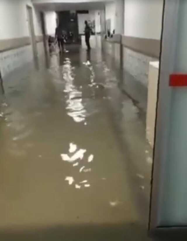 Akhisar'da hastaneyi sel suları bastı, hastalar tahliye edildi