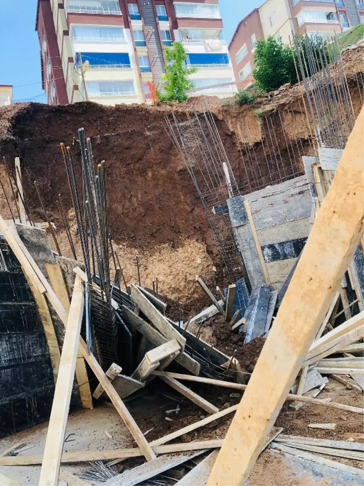 Bitlis'te inşaat çalışması sırasında toprak kayması: 2 işçi yaralandı