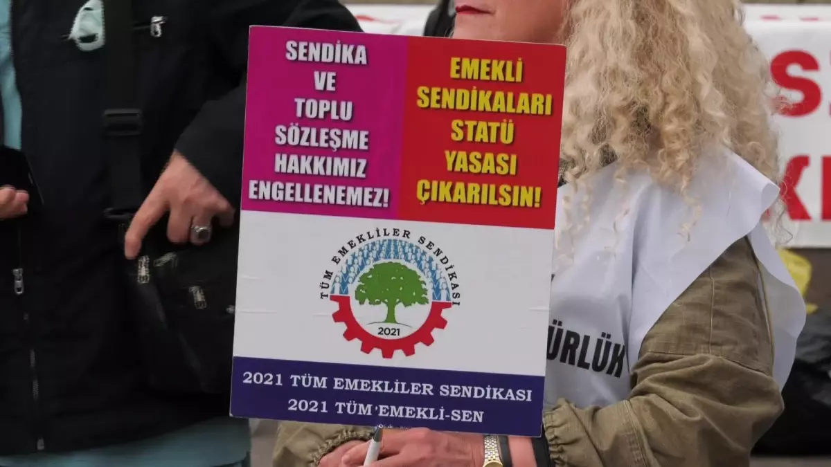 Emekliler Ankara'da Eylem Yaptı: 'Tüm Emekli Maaşlarıyla Dul ve Yetim Aylıklarına, Gerçek Enflasyona Göre Derhal Seyyanen Ek Zam Yapılmalıdır'