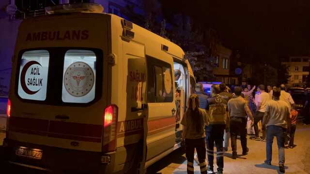 Eniştesiyle kavga eden genç kız komşularını bıçakladı: 3 yaralı