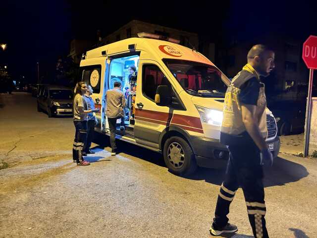 Eniştesiyle kavga eden genç kız komşularını bıçakladı: 3 yaralı