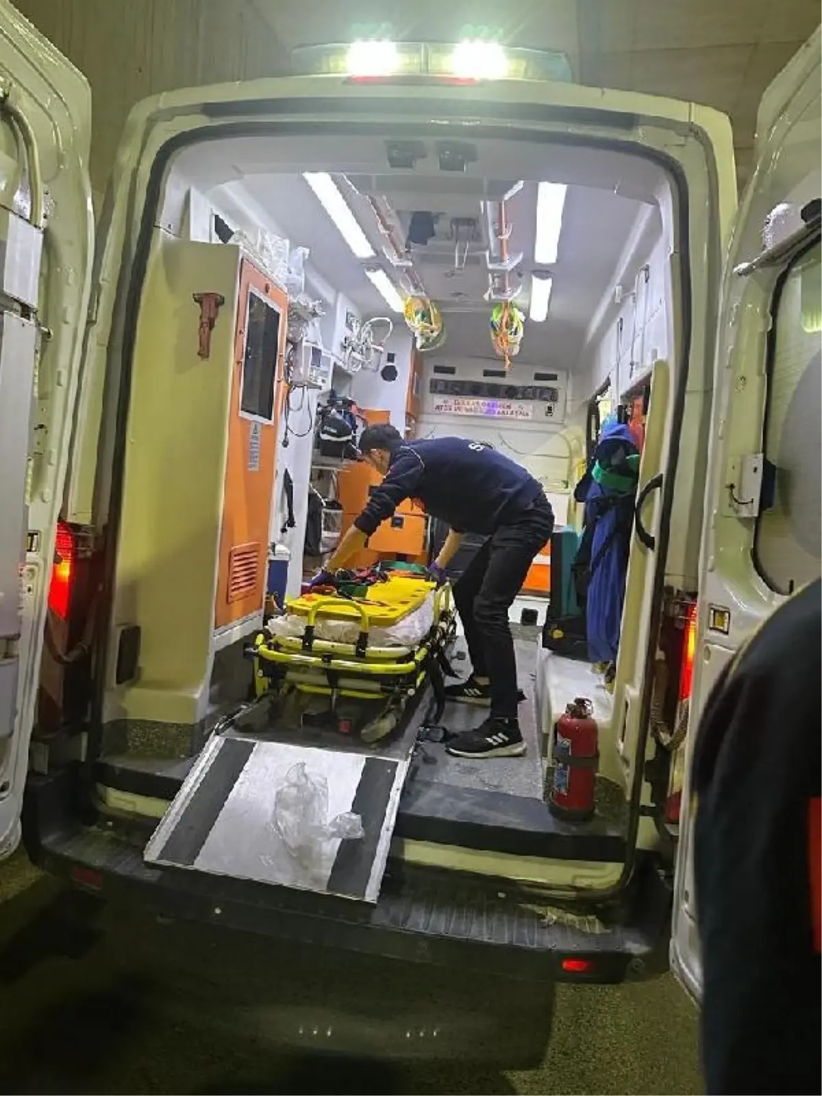 Trabzon'da hafif ticari araç ineğe çarptı: 3 yaralı, inek öldü