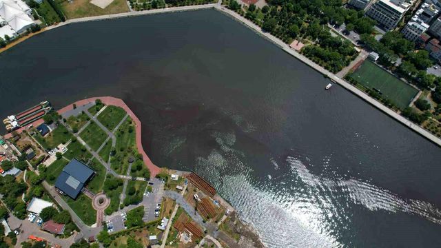 İstanbul Haliç''''te suyun rengi kahverengiye döndü
