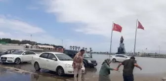 İskenderun'da Lodos Nedeniyle Kıyı Kesimi Su Altında Kaldı
