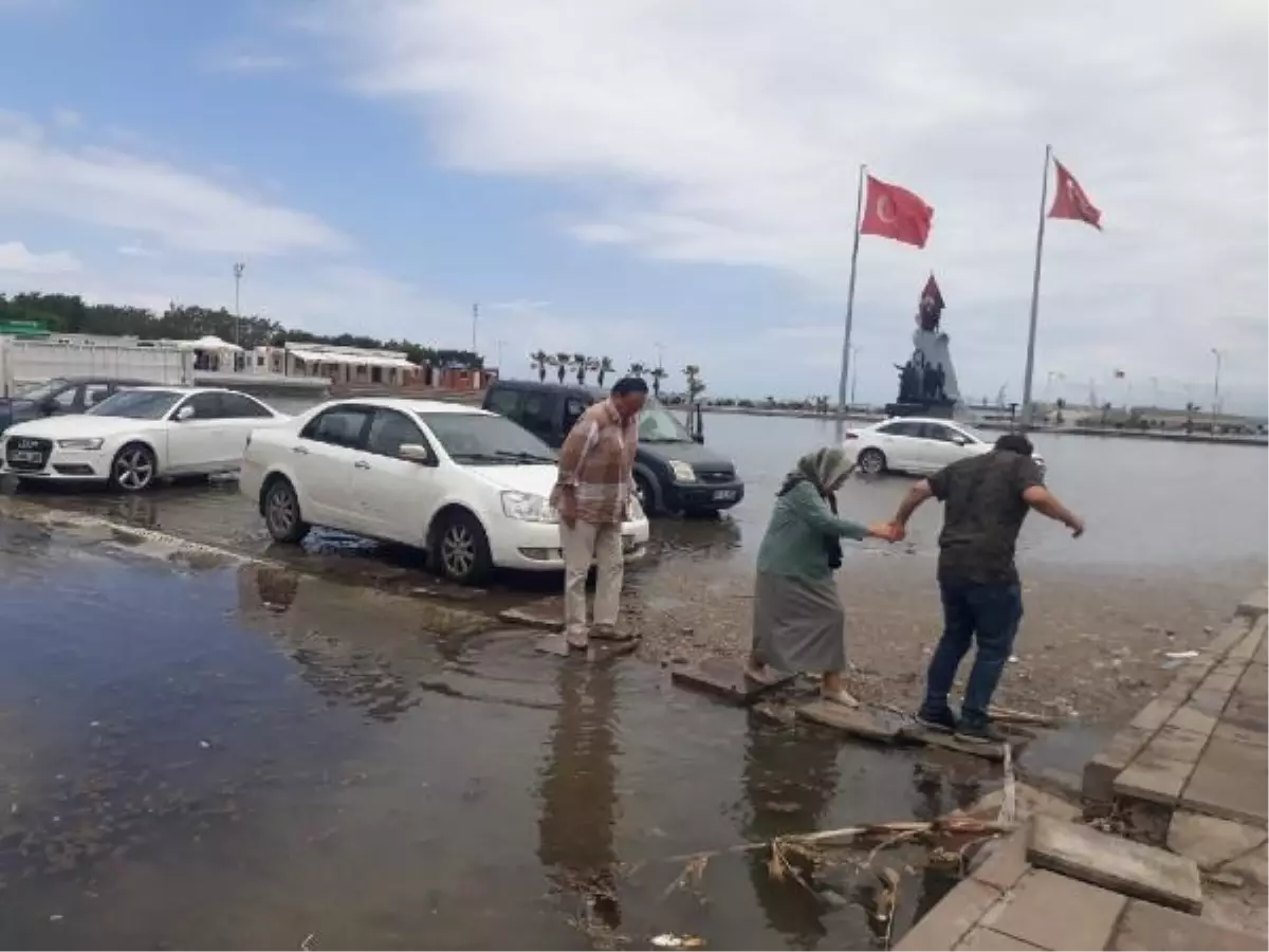 İskenderun'da Lodos Nedeniyle Kıyı Kesimi Su Altında Kaldı