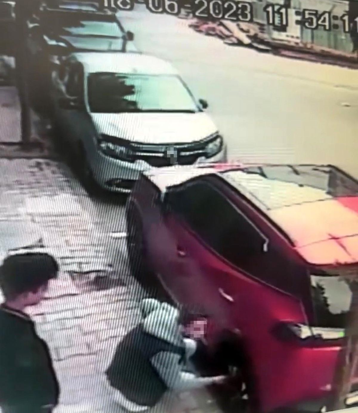 Gaziosmanpaşa'da ilginç hırsızlık: İki çocuk aracın sibop kapaklarını çaldı