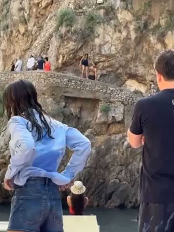 İtalya'da kadın uçurumdan atlamak istedi, kayalıklara çarptı